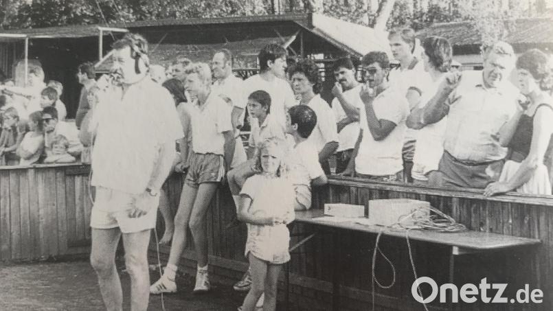 Ein Bild aus der Kindheit des Vereins. 65 Jahre später wird im Hintergrund der &quot;VIP-Raum&quot; stehen, das Vereinsheim des TSV Detag Wernberg. Archivbild: Archiv TSV Detag Wernberg