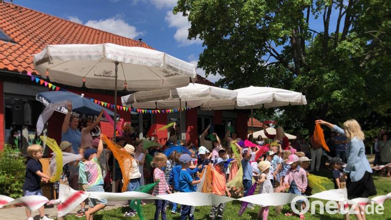 Anlässlich des 35. Geburtstags ihres Kindergartens führten die Mädchen und Buben von St. Vitus einen Tanz beim Festakt auf. Bild: Leitung Kindergarten St. Vitus Ursensollen