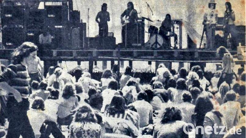 Viele Fotos von dem Festival auf Gut Dietersberg vor 50 Jahren gibt es nicht mehr. Veranstalter Hans Eibauer hat einige Presseberichte dazu aufgehoben. Dieses Bild gehört zu dem Artikel einer fränkischen Zeitung aus dem Jahr 1972. Man sieht die Bühne und bekommt eine Ahnung von der großen Zahl der Konzertbesucher. Von denen waren nicht alle angezogen, wie man erkennen kann. Archivbild: Maerke