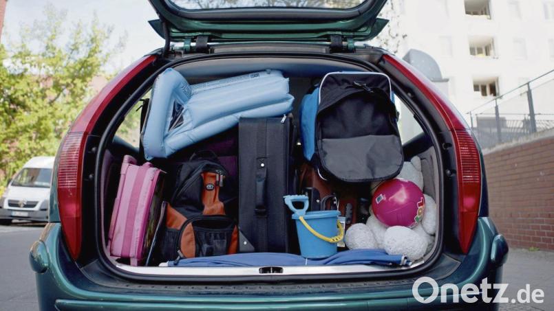 Ist das Auto überladen, verändert sich das Fahrverhalten – und das Extragepäck macht sich an der Tanksäule bemerkbar. Symbolbild:  Silvia Marks/dpa