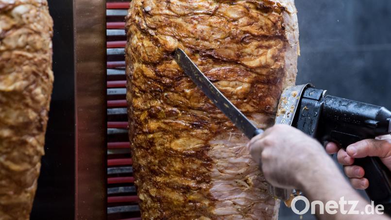 Saftig, kross, und schön braun: Wer nicht gerade Vegetarier ist, dem läuft hier das Wasser im Munde zusammen. Doch die Zeiten, in denen Kunden bei &quot;Pizza Avanti&quot; in Sulzbach-Rosenberg Döner kaufen konnten, sind vorbei - zumindest vorerst. Bild: Sven Hoppe/dpa