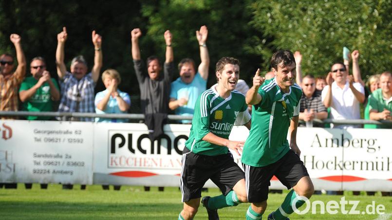 Da standen die Zuschauer in Ammerthal senkrecht, als Markus Pöllinger (rechts) am 26. Juli 2009 kurz nach der Pause das allererste Landesliga-Tor für die DJK erzielte. Simon Schwarzfischer (links) freute sich mit dem Schützen. Nur vier Minuten später legte Pöllinger mit seinem zweiten Tor nach, zum 2:0-Sieg über den Freien TuS Regensburg. Archivbild: ref