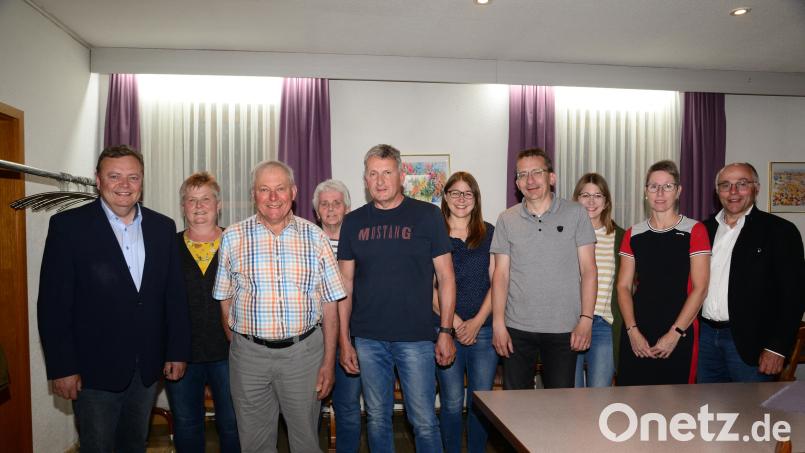 Bürgermeister Dr. Gerhard Kellner (links) und Kreisvorsitzender Albert Nickl (rechts) freuen sich über die problemlose Neuwahlen mit Vorsitzenden Theo Fichtner, Stellvertreter Christian Reichl, Kassier Martin Neumann, Schriftführerin Anke Neumann (vordere Reihe von links) und den Beisitzerinnen Monika Schulltes, Hildegard Bauer, Christine Käs und Andrea Kandler (hintere Reihe von links). Bild: bey