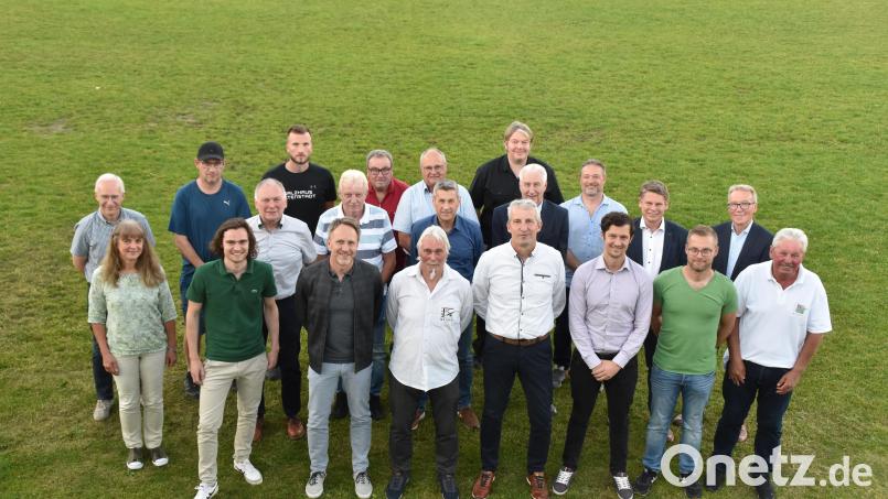 Franz Bäumler (vorne, Fünfter von rechts) bleibt 1. Vorsitzender des FC Weiden- Ost. Links und rechts neben ihm: Marco Meier und Werner Anzenberger, die 2. und 3. Vorsitzenden. Bild: hcz