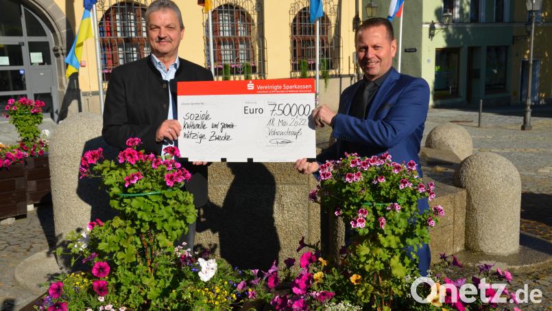 Bürgermeister Andreas Wutzlhofer (links) und Sparkassenvorstandsvorsitzender Gerhard Hösl (rechts) beschenken etliche Vereine aus der Großgemeinde und darüber hinaus mit Spendengeldern von insgesamt 7500 Euro. Bild: dob