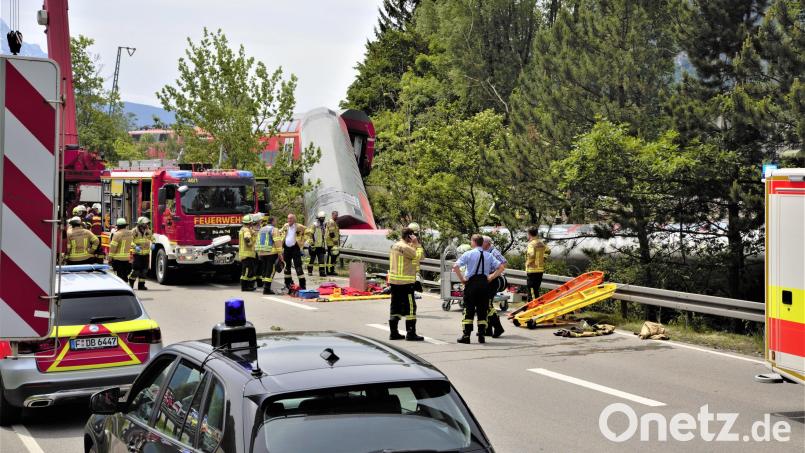 Ein Zug entgleist bei Garmisch. Die Retter sind mit einem Großaufgebot im Einsatz. Bild: Josef Hornsteiner/Garmisch-Partenkirchner Tagblatt/dpa