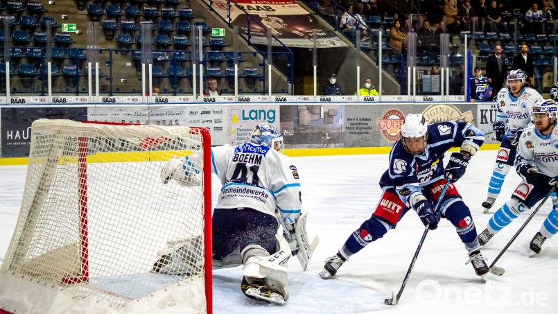 Philipp Siller (blaues Trikot) stürmt auch in der kommenden Saison für die Blue Devils Weiden. Bild: Elke Englmaier