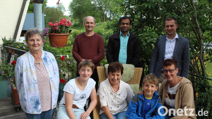 Zu ihrem Geburtstag gratulierten Waltraud Nickl (sitzend) Enkelin Anika (vorne, von links), Enkel Simon und Tochter Tonia Nickl sowie (hinten, von links) Christa Schiener, Sohn Michael Nickl, Pfarrer Anish George und Bürgermeister Wolfgang Söllner. Bild: soj