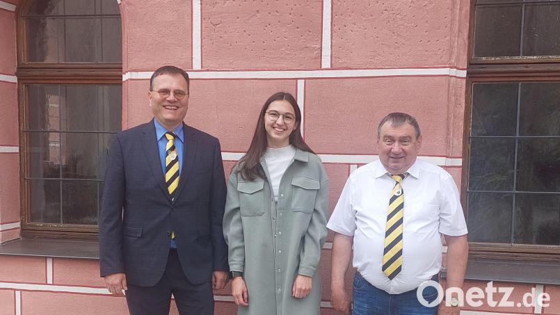 Die neue Kassiererin des SV Kauerhof, Franziska Fertsch, mit den Vorsitzenden Herbert Pickel (rechts) und Matthias Stadelmann (links). Bild: bgü