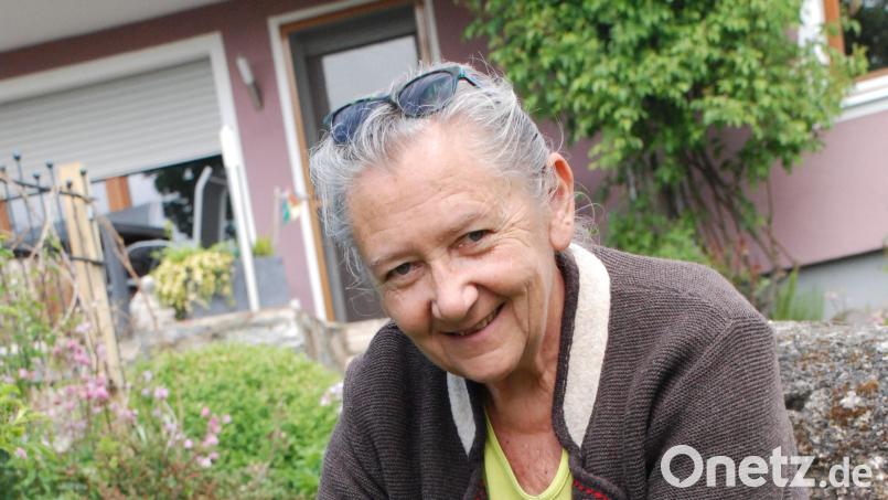 Johanna Eisner nutzt die Pflückzeit des sehr bitter schmeckenden Wermutkrauts, um ihre Vorräte für den Rest des Jahres wieder aufzufüllen. Bild: cvl