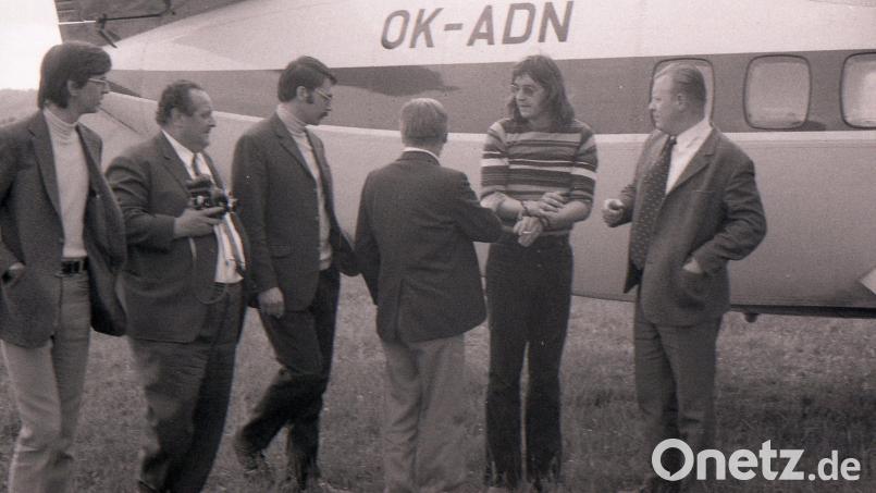 8. Juni 1972. Todesschütze Lubos Adamica (Ringelpullover) vor dem entführten Flugzeug. Neben ihm stehen Weidener Kripobeamte. Zweiter von links ist der damalige NT-Polizeireporter Heinz Hoffmannbeck. Bild: Stadtarchiv Weiden, Sammlung Bonkoß