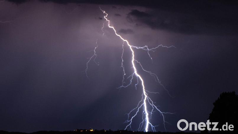 Am Freitagabend kann es in der Oberpfalz zu Unwettern kommen. Symbolbild: Robert Michael/dpa