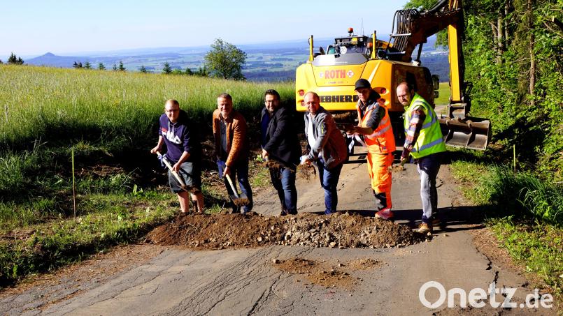 Spatenstich für eines der größten Projekte der Gemeinde in den vergangenen Jahren: (von links) Marco Lehl, Michael Wagner, Thomas Kaufmann, Wolfgang Kilgert, Matthias Neumann und Stefan König. Bild: bkr