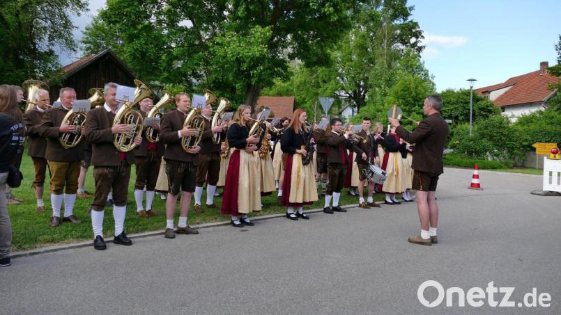 Sebastian Kunschir ist in die Fußstapfen seiner Vorfahren getreten. Hier schwingt er den Taktstock beim Jubiläumsfest in Muschenried. Bild: amö