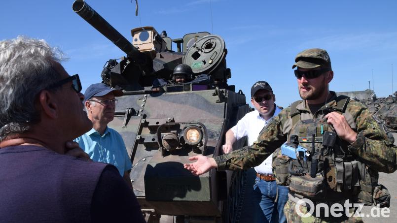 Die wendigen Schützenpanzer des 1. Bataillons des 4. Infanterieregiments hatten es den Bürgermeistern angetan. Sie nutzten die Möglichkeit zu einem Laser-simulierten Schuss und durften ins Gelände mitfahren. Bild: bö
