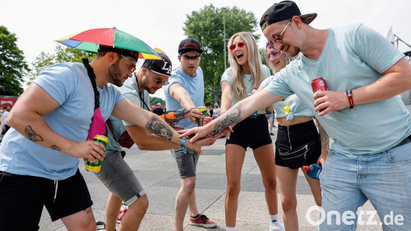 Silas (l-r), Philipp, Raphael, Franzi, Cynthia und Max feiern bei ihrer Anreise zum "Rock im Park". Bild: Löb Daniel/dpa