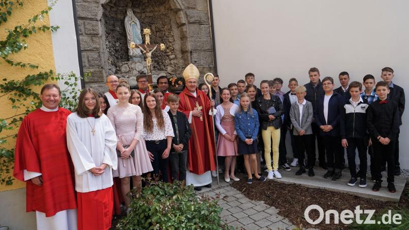 Nach dem Gottesdienst trafen sich die Firmlinge auf dem Kirchplatz zu einem Foto und zu Gesprächen mit Bischof Rudolf Voderholzer (Mitte). Bild: soj
