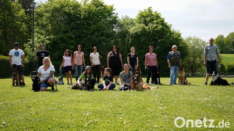 15 Hundeführer haben sich mit Ihren Vierbeinern der Frühjahrsprüfung des Vereins für Deutsche Schäferhunde gestellt. Eingeladen hat die Ortsgruppe Amberg-Gailoh. Bild: Melanie Wagner/exb