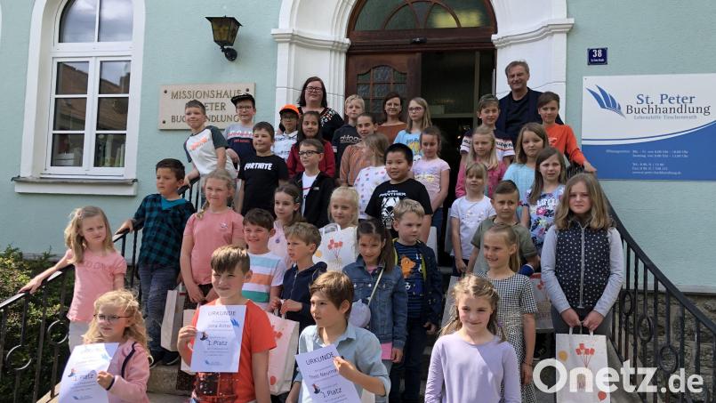 Die fleißigsten Leser in den Grundschulen erhielten kleine Geschenktüten. Diese überreichten (hinten, von links) Margot Konz, Leiterin der St.-Peter-Buchhandlung, Buchhändlerin Kathrin Meißner und Lebenshilfe-Geschäftsführer Berthold Kellner. Bild: Kathrin Meißner/exb