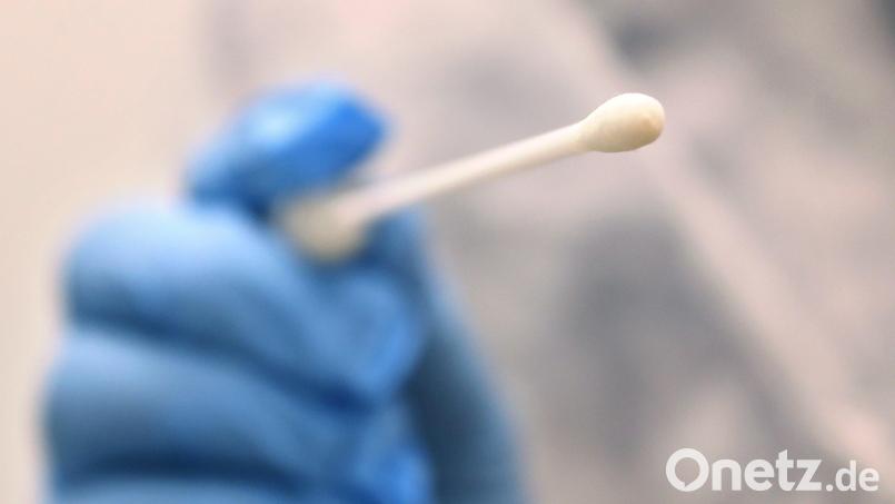 Ein Arzt hält einen Tupfer zum Abstrich für einen Corona-Test in der Hand. Symbolbild: Karl-Josef Hildenbrand/dpa