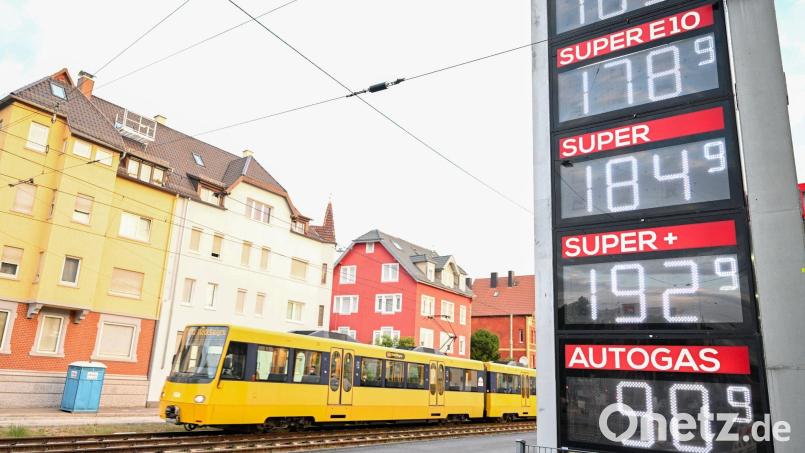 Preise für Kraftstoff werden an einer Anzeigentafel einer Tankstelle angezeigt. Archivbild: Bernd Weißbrod/dpa