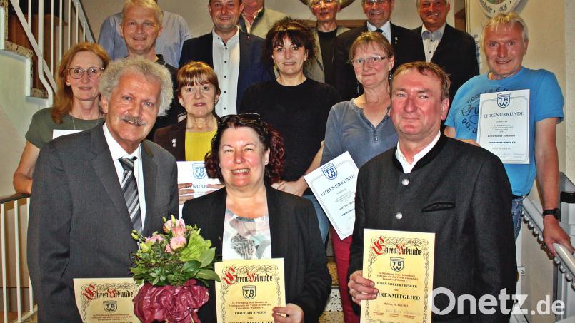 Vorne von links die neuen Ehrenmitglieder mit Bernhard Schlicht, Gabriele und Norbert Ringer. Bild: R. Kreuzer