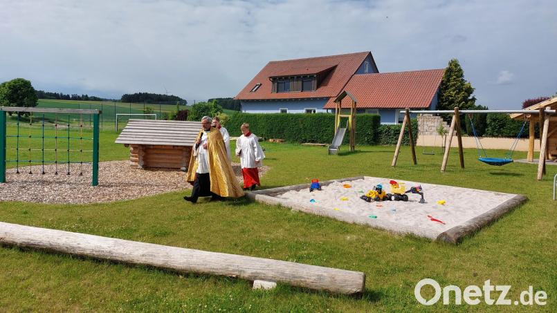 Pfarrer Markus Ertl segnete den neuen Spielplatz im Wernberg-Köblitzer Ortsteil Neunaigen. Bild: Michael Neidl/exb
