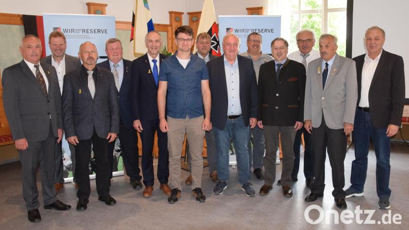 Der Verband der Reservisten der Deutschen Bundeswehr, Bezirksverband Oberpfalz hat eine neue Vorstandschaft gewählt (von links): stellvertretender Landesvorsitzender Werner Gehard, Bürgermeister Alwin Märkl, Bezirksvorsitzender Manfred Zettl und sein Stellvertreter Xaver Weber sowie (echts) Bezirks-Organisationsleiter Johann Geitner. Bild: bö