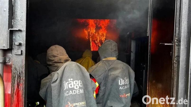 Heiß wurde es im Brandcontainer. 57 Atemschutzträger der Feuerwehren trainierten den Ernstfall: die Bekämpfung eines ausgedehnten Zimmerbrandes. Bild: mde