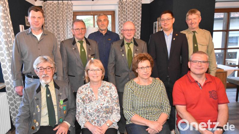 Die Vorstandschaft wurde bei den Neuwahlen in ihren Ämtern bestätigt: (stehend von links) André Janssen, Albert König, Hans Loos, Werner Gleißner, Zweiter Bürgermeister Benjamin Hiltl und Richard Koller; (sitzend von links): Lorenz Geitner, Monika Gleißner, Michaela Purrer und Martin Bodenstein. Bild: no