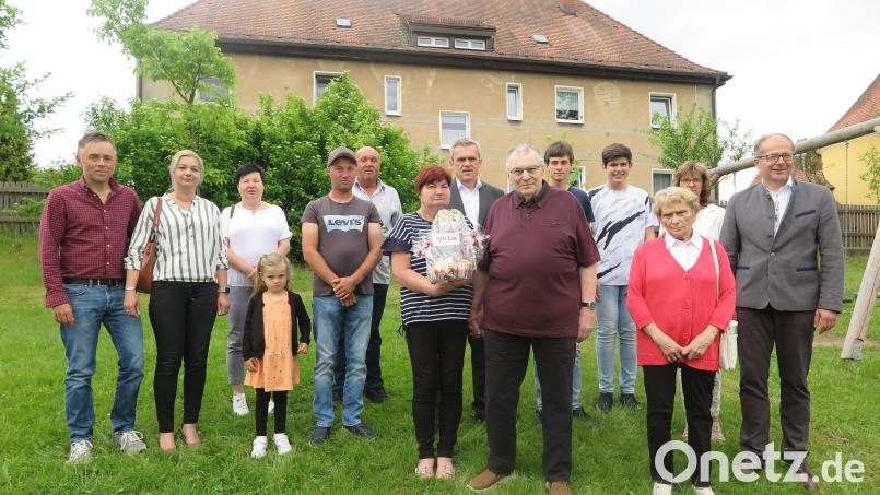 Bürgermeister Roman Schäffler (rechts) und Familienangehörige gratulierten Dieter Weber (vorne, Dritter von rechts) zu seinem 80. Geburtstag. Bild: jzk