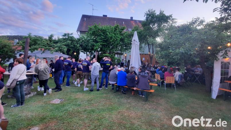 Schon am frühen Abend füllten sich die Sitzplätze im Schützengarten. Zur späteren Stunde waren dann rund 250 Besucher auf dem Weinfest der Altendorfer Festdamen. Bild: Jasmina Scharf/exb