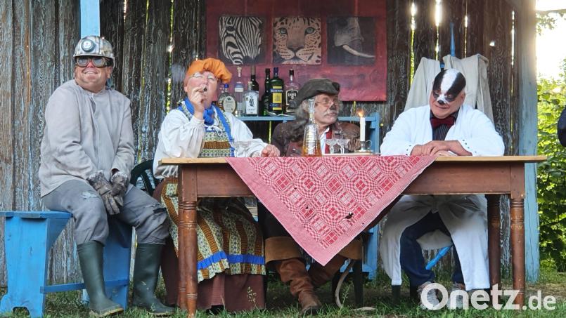Der Maulwurf (Karlheinz Budnik), Frau Wondrschek (Renate Schönberger), die Bisamratte (Hannes Rupprecht) und Herr Jockl, der Dachs, (Gerald Wildgans, von links) schmieden Pläne, wie sie das Krötenmädchen Frederike aus dem Verlies befreien können. Bild: Lowak