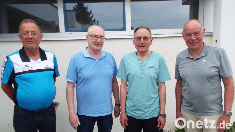 Die Eisstockschützen Kümmersbruck wählen einen neuen Vorstand (von links): Vorsitzender Kurt Rose, Heinz Zipplies, Peter Göppl und Bürgermeister Roland Strehl. Bild: e