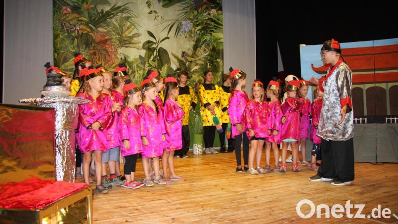 Mit viel Geschick und Erfahrung hält Christa Holm die Fäden in der Hand, wenn die Mädchen und Buben des Chors auf der Bühne agieren. Archivbild: wro