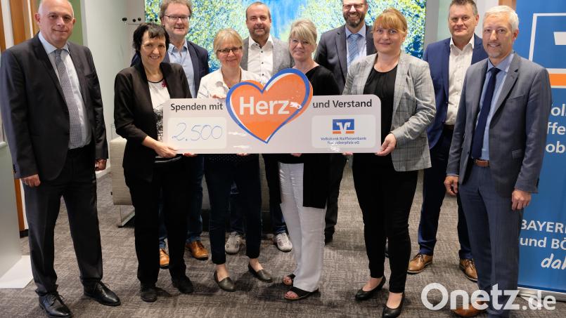 Gute Nachricht für neun Bildungseinrichtungen. Regionalmarktleiter Stefan Schedl (rechts) und Geschäftsstellenleiter Richard Götz (links) überreichten an die Schulen insgesamt 2.500 Euro. Bild: do