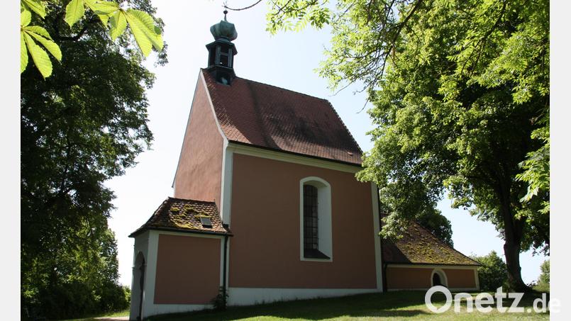 Inmitten einer stillen Landschaft auf dem Gebiet des heutigen Truppenübungsplatzes Hohenfels steht auf dem Kreuzberg die Dreifaltigkeitskirche. Bild: bjo