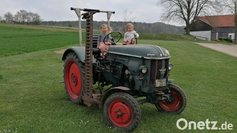 Mit 17 PS leistete dieser Hanomag R 217, Baujahr 1959, mit Mähwerk im Zwischenachsanbau bereits 11 658 Betriebsstunden. Mittlerweile verrichtet der Schlepper seine treuen Dienste für die vierte Generation der Familie Pickel aus Großenfalz. Bild: mzi