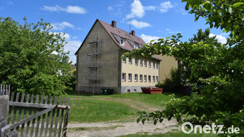 Das bestehende Gebäude in der Tuchmacherstraße 16 soll saniert werden. Auf dem weiteren Gelände im Garten ist ein Neubau eines Wohnhauses geplant sowie drei Garagenreihen. Um das Vorhaben zu verwirklichen, musste die Stadt den Bebauungsplan ändern. Bild: szl