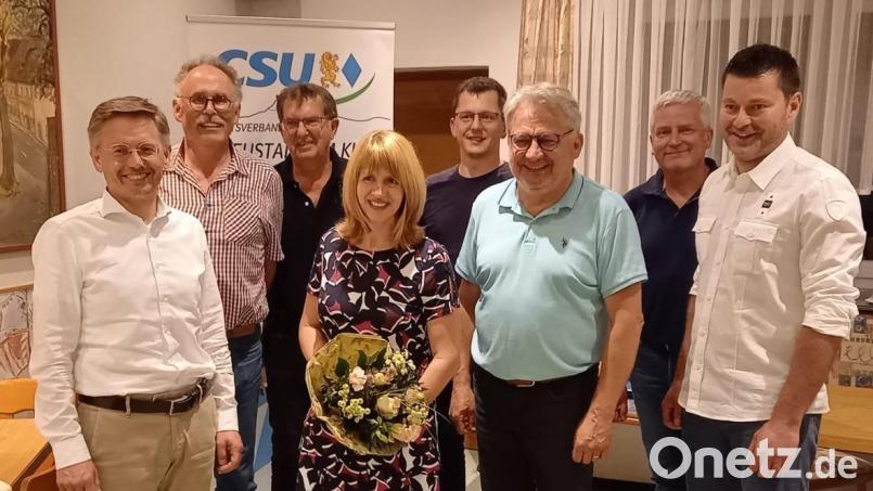 Bei der Ortshauptversammlung der CSU in Neustadt am Kulm gab es Neuwahlen. Die neuen Amtsträger stellten sich mit Tobias Reiß zu einem Erinnerungsfoto auf. Die scheidende Andrea Wolfram erhielt einen Blumenstrauß.
Von links: Tobias Reiß, Wendelin Leiter, Rudy Lang, Andrea Wolfram, Michael Walter, Karlheinz Schultes, Alex Roth, Tim Preißinger Bild: rpp