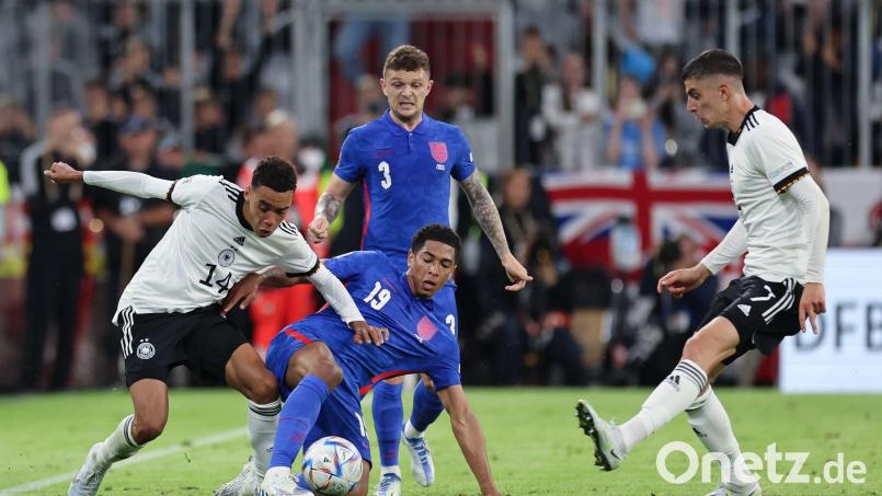 Jamal Musiala (links), bester Kicker der DFB-Elf, und Kai Havertz kämpfen mit Englands Jude Bellingham (vorne) um den Ball. Bild: Christian Charisius/dpa