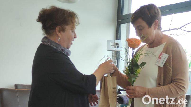 Cornelia Stahl (links) begrüßte Adelgunde Bauer im Kreis der „Leben Plus“-Ehrenamtlichen. Bild: LEBENplus/exb