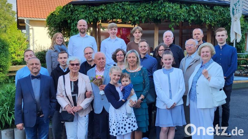 Bei guter Gesundheit konnte Heinrich Sonnek (vorne, Dritter von links) seinen 90. Geburtstag feiern. Bild: jzk