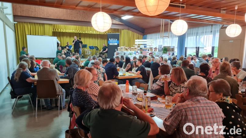 Am Pfingstwochenende feierte die Blaskapelle Thanhausen im Saal der Mehrzweckhalle Thanhausen ihr 85-jähriges Bestehen. Auf der Bühne Dirigent Alexander Franz bei der Begrüßung am Sonntagabend. Im Hintergrund auf der Bühne die &quot;Schnapperler&quot;. Bild: rdh