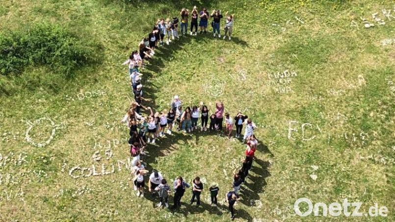 Das Foto zeigt die deutsch-tschechische Schülergruppe der Jahrgangstufe 6 auf der Freifläche des Schullandheims Pottenstein. Bild: Mittelschule Waldsassen/exb