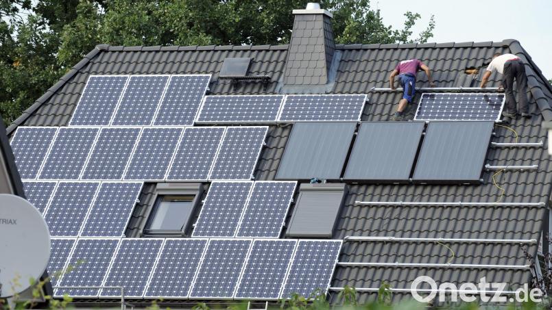 Auf einem Einfamilienhaus wird eine Photovoltaikanlage installiert. Symbolbild: Rainer Jensen/dpa