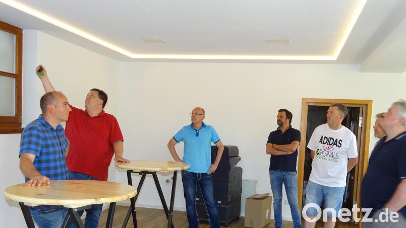 Im Tiefgeschoss des Fensterbacher Rathauses ist mit einem Kostenaufwand von rund 35 000 Euro ein neuer Bereich für standesamtliche Trauungen entstanden. Die Bauarbeiten sind unterdessen abgeschlossen, nur die Möbel fehlen noch. Bei ihrem Besuch wurde den Gemeinderäten die Maßnahme durch Bürgermeister Christian Ziegler (Zweiter von links) vorgestellt. Bild: Houschka