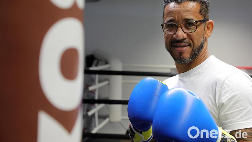 Toby Mihalik lässt 28 Jahre nach seinem letzten Boxkampf wieder die Fäuste fliegen. Doch nicht nur das. Er organisiert auch das Amateur Masters Germany, das am Samstag, 25. Juni, in der Trimax-Halle in Amberg stattfindet. Bild: Wolfgang Steinbacher
