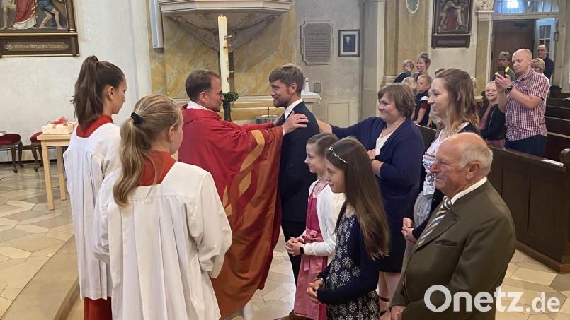 Dekan Alexander Hösl hat am Sonntag in Vertretung des Bischofs drei Christen gefirmt. Darunter mit Steve Peiker auch ein Erwachsener. Bild: dob
