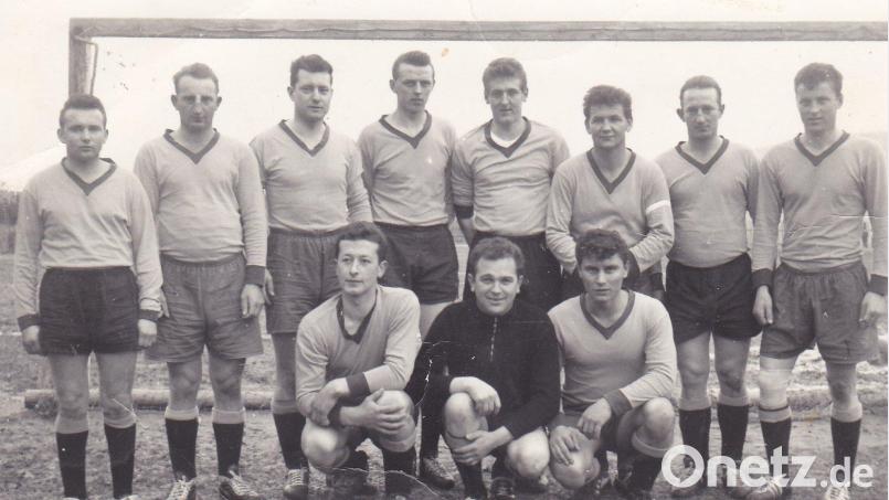 In der Mannschaft um 1960 spielten (stehend, von links) Josef Fürtsch, Erhard Salomon, Franz Dimper, Albert Schmucker, Johann Lindner, Ernst Karl, Hans Salomon, Josef Werner und (kniend, von links) Pius Hölzl, Johann Hanauer und Josef Karl. Bild: gz (Archiv)